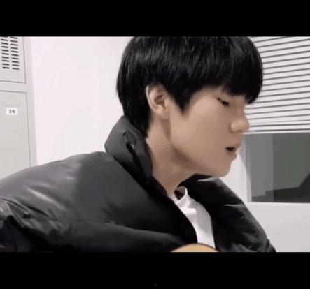 张真源在旁吃瓜,揭秘娱乐圈幕后趣闻