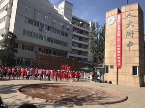 网红在中学门口,引发校园热议！”